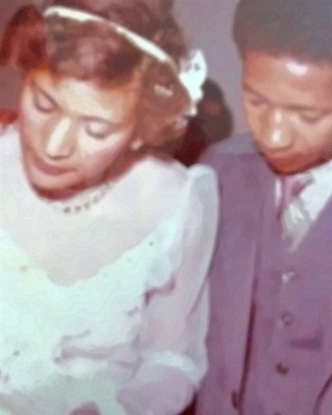Foto antiga do casamento da Célia, noiva e noivo lado a lado
