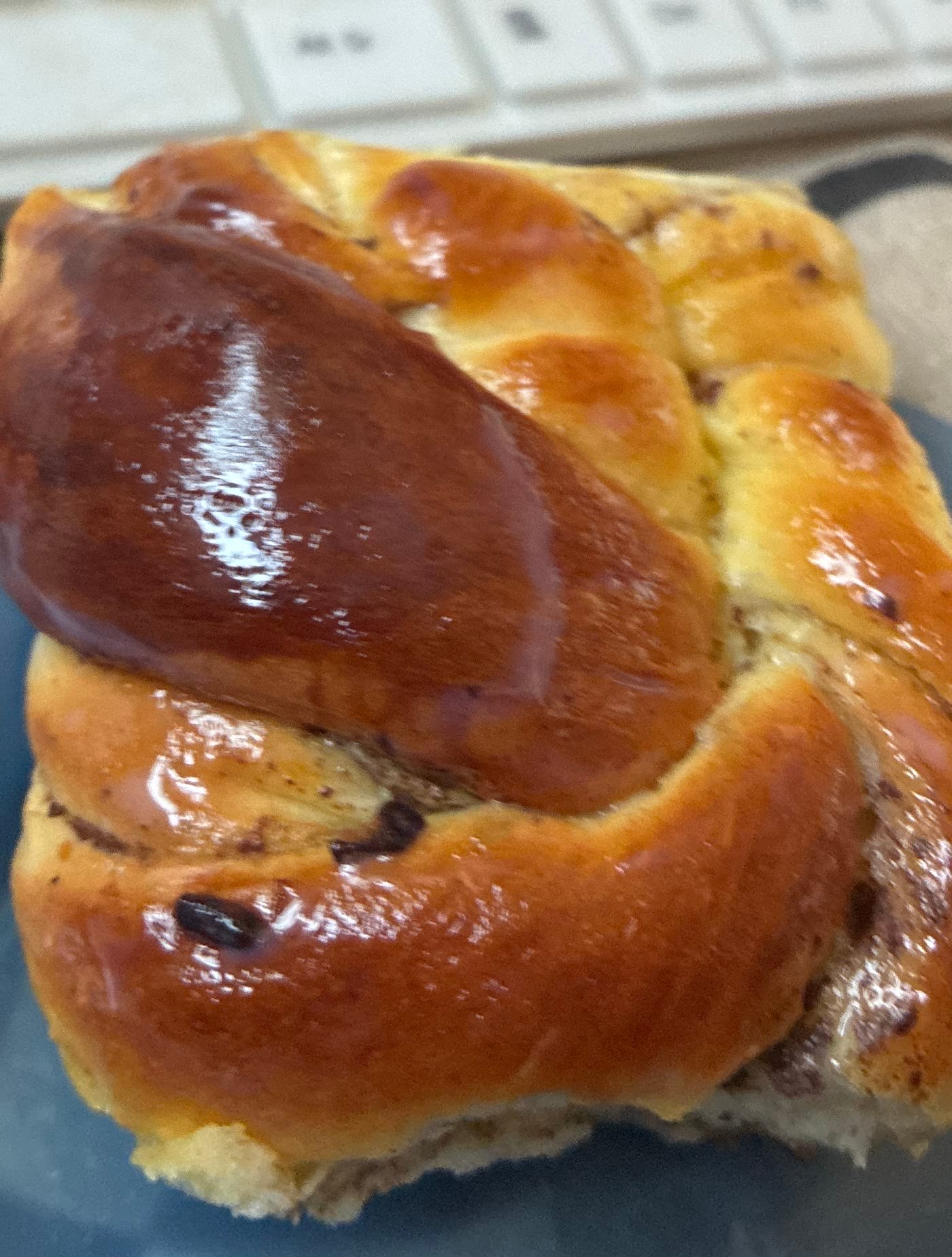 Pão trançado de canela, brilhante e dourado